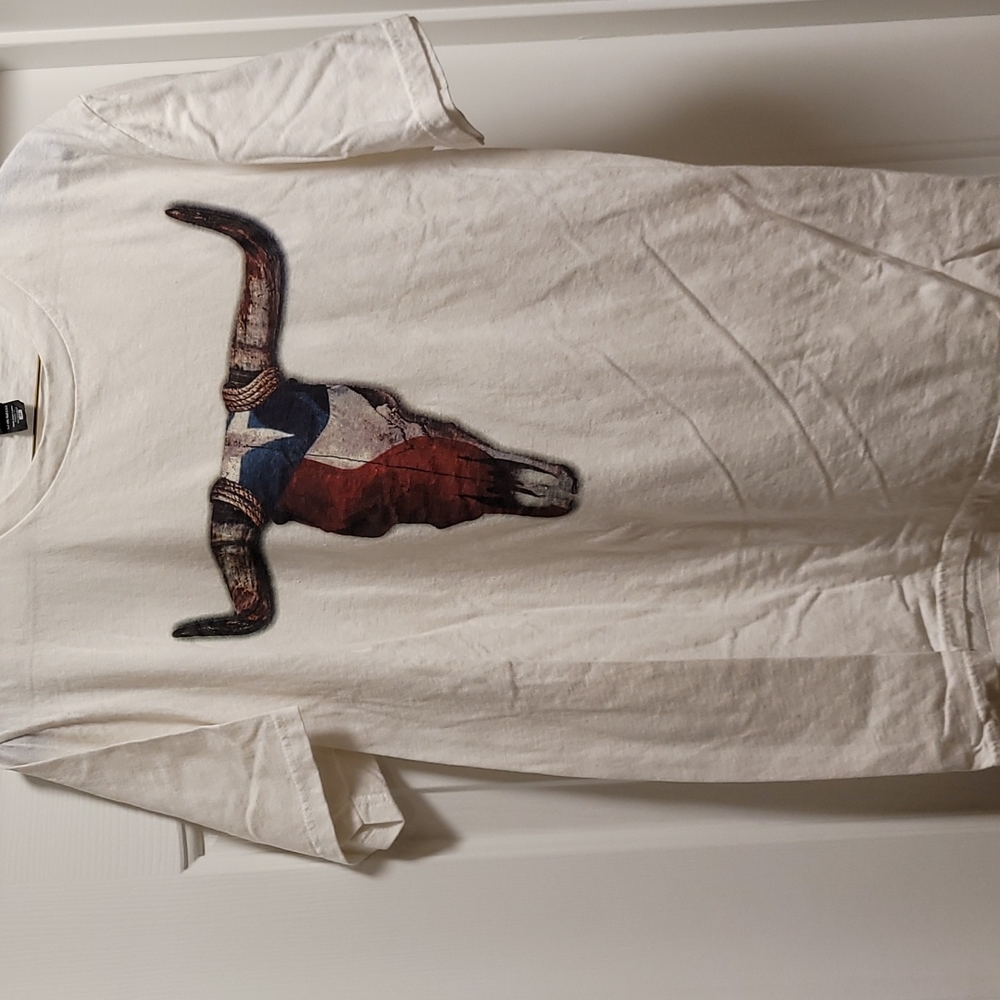 The Concert Tee Medium White Crewneck T-shirt with Texas Longhorn Skull Design